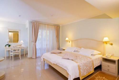 Hostal Apartments And Rooms Beachfront Luxury Condos