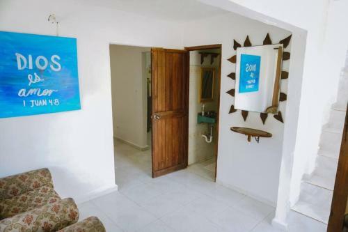 Agradable Casa De Dos Pisos En El Valle De Ant�n