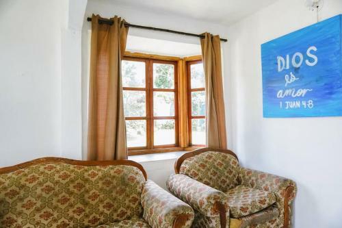 Agradable Casa De Dos Pisos En El Valle De Ant�n