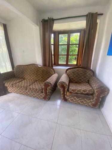 Agradable Casa De Dos Pisos En El Valle De Ant�n