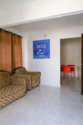 Agradable Casa De Dos Pisos En El Valle De Ant�n