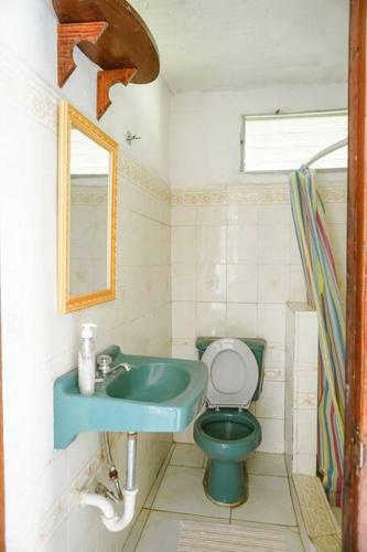 Agradable Casa De Dos Pisos En El Valle De Ant�n