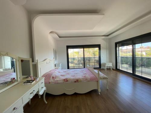 Detached Villa In �e?me Center