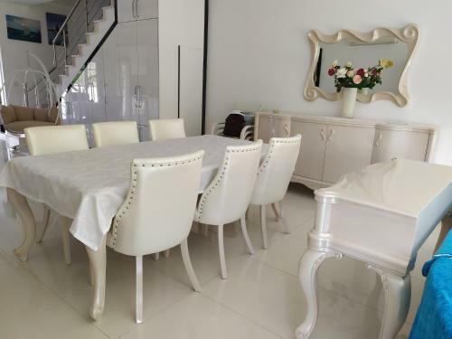 Detached Villa In �e?me Center