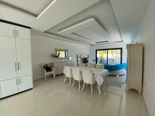 Detached Villa In �e?me Center