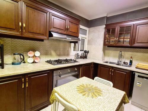 Spacious Executive Luxury Apartment With Balcony