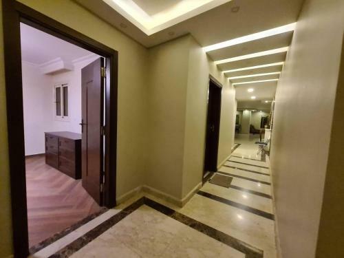 Spacious Executive Luxury Apartment With Balcony