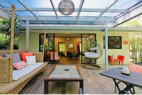 Casita Naranja Tropical Plants Many Birds And Squirrels