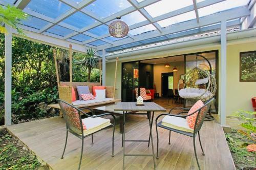 Casita Naranja Tropical Plants Many Birds And Squirrels