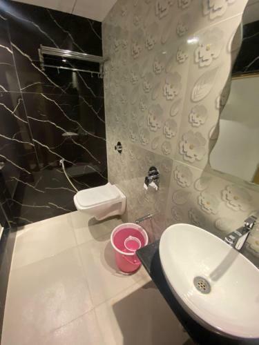 Hotel Bkc Crown - Near Us Embassy