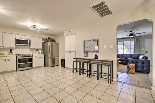 Modern Peoria Home Large Yard, Grill, Games!
