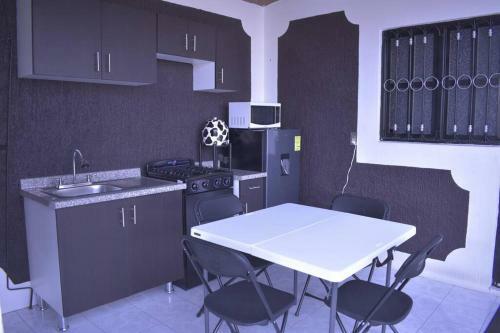 Apartamento Habitaciones Privadas, Cocina Y Cochera Gratis