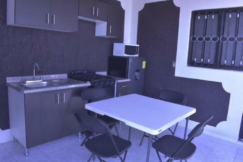 Apartamento Habitaciones Privadas, Cocina Y Cochera Gratis