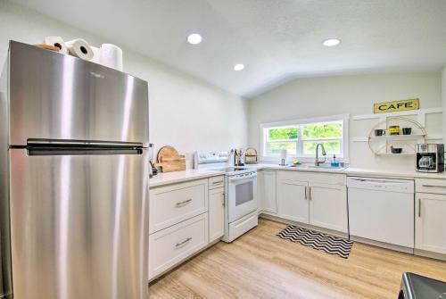 Bright Home With Fire Pit, Near Back 40 Trail!