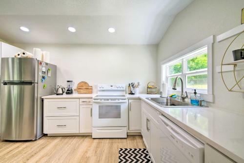 Bright Home With Fire Pit, Near Back 40 Trail!