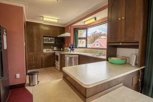 Redcliff House - Te Anau Holiday Home