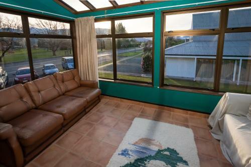 Redcliff House - Te Anau Holiday Home