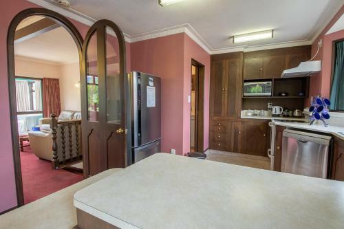 Redcliff House - Te Anau Holiday Home