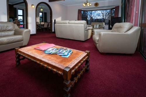 Redcliff House - Te Anau Holiday Home