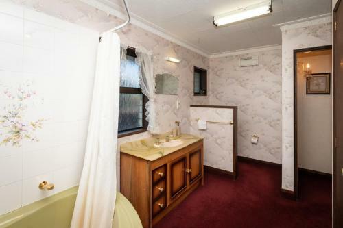 Redcliff House - Te Anau Holiday Home