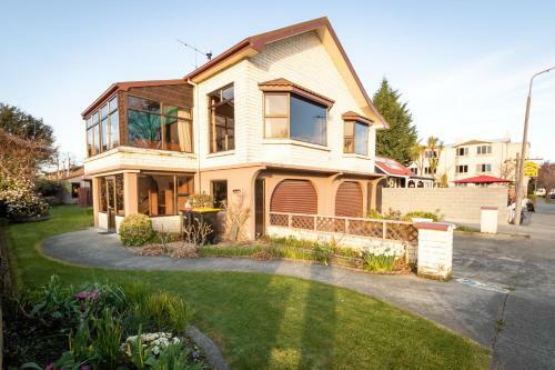 Redcliff House - Te Anau Holiday Home