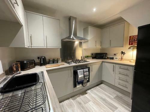 Hostal 5 Bed Home On Birdwell Road - Free Parking