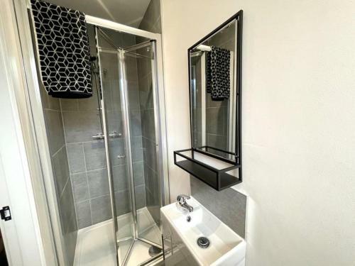 Hostal 5 Bed Home On Birdwell Road - Free Parking
