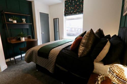 Hostal 5 Bed Home On Birdwell Road - Free Parking
