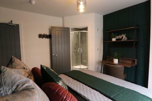 Hostal 5 Bed Home On Birdwell Road - Free Parking