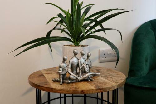 Hostal 5 Bed Home On Birdwell Road - Free Parking