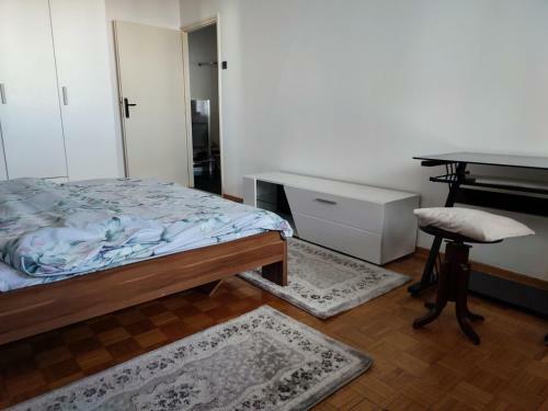 Quiet Apartment At A Popular Location