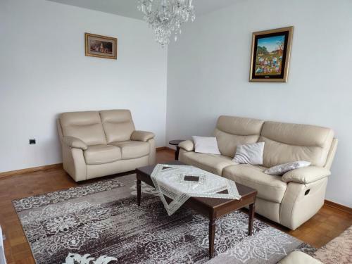 Quiet Apartment At A Popular Location