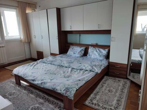 Quiet Apartment At A Popular Location