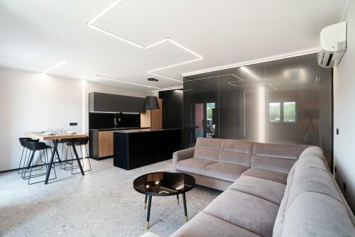 Black Pearl Apartment By Locap Group