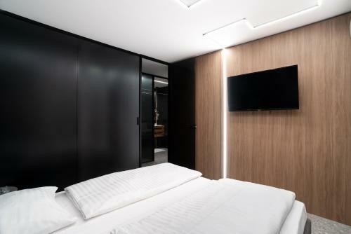 Black Pearl Apartment By Locap Group