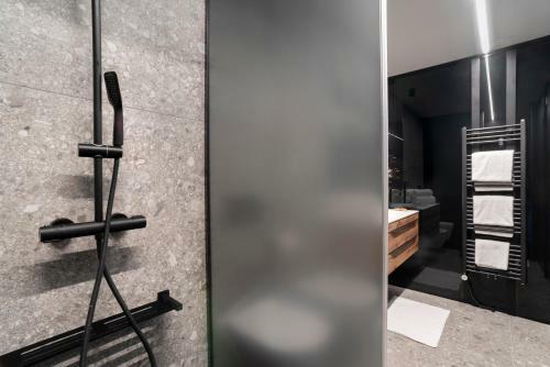 Black Pearl Apartment By Locap Group