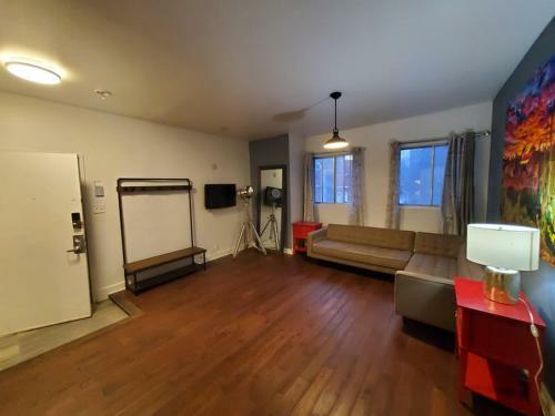 Full Kitchen / Metro Atwater / High Speed Internet