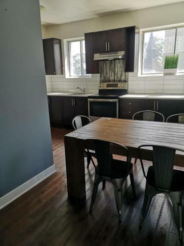 Full Kitchen / Metro Atwater / High Speed Internet