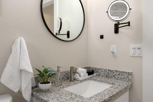Cozy 2 Bedroom Home In Carmichael