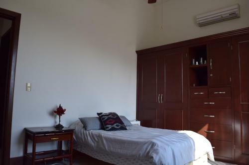 Hostal Room In House - Casa Compartida En Chipinque