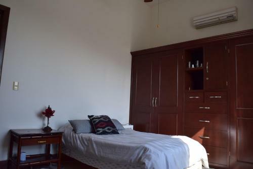 Hostal Room In House - Casa Compartida En Chipinque