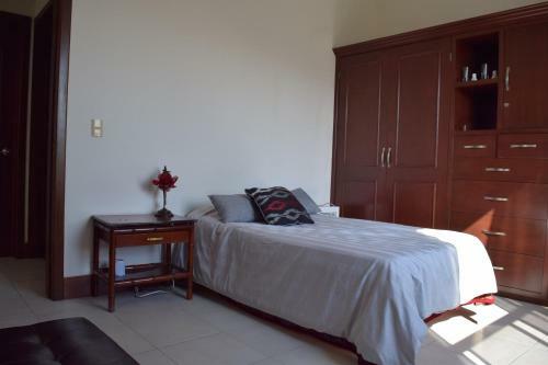Hostal Room In House - Casa Compartida En Chipinque