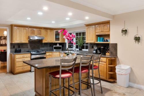 Fun Style! Swimming Pool * Hot Tub * Arcades * Game Room!