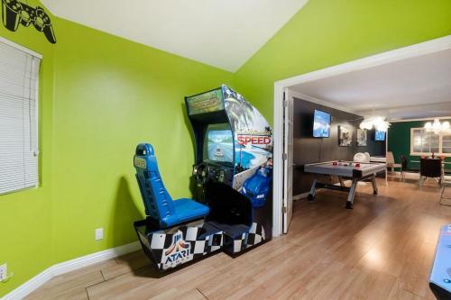 Fun Style! Swimming Pool * Hot Tub * Arcades * Game Room!