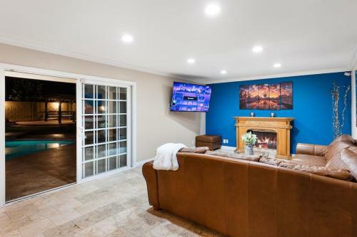 Fun Style! Swimming Pool * Hot Tub * Arcades * Game Room!