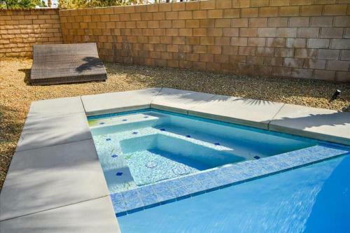 Large New Pool W Massive Tanning Shelf Staycations