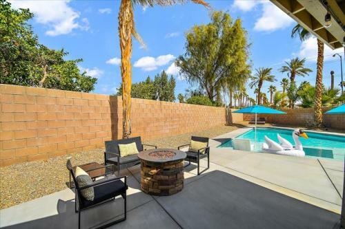 Large New Pool W Massive Tanning Shelf Staycations