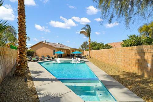 Large New Pool W Massive Tanning Shelf Staycations