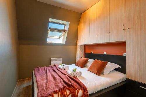 Cosy Apartment With Outside Pool And Balcony