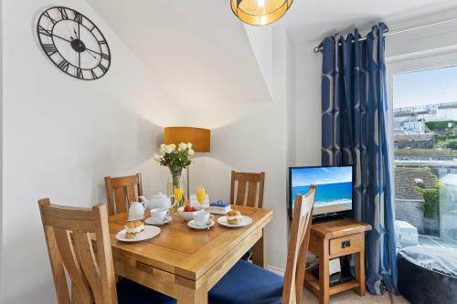 A Modern And Cosy Apartment Just Yards From Brixham?s Bustling Harbourside